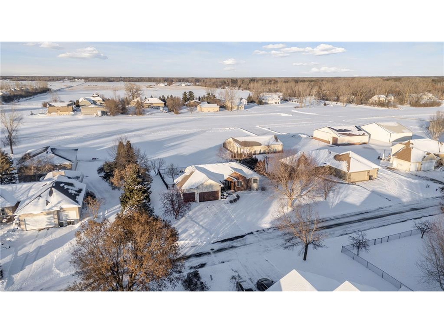 ONE LEVEL LIVING ON PRIVATE AIR PARK: LINO LAKES MN