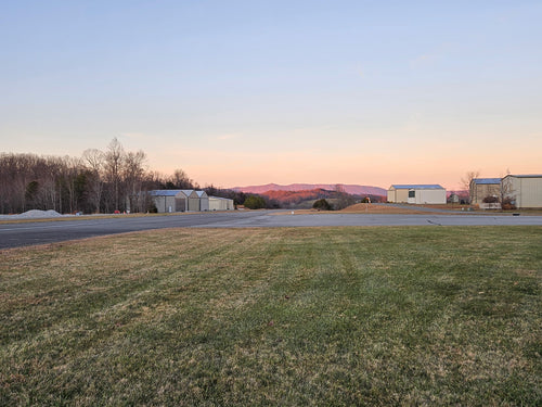 A PILOT'S DREAM! LARGE HANGAR & BEAUTIFUL HOME