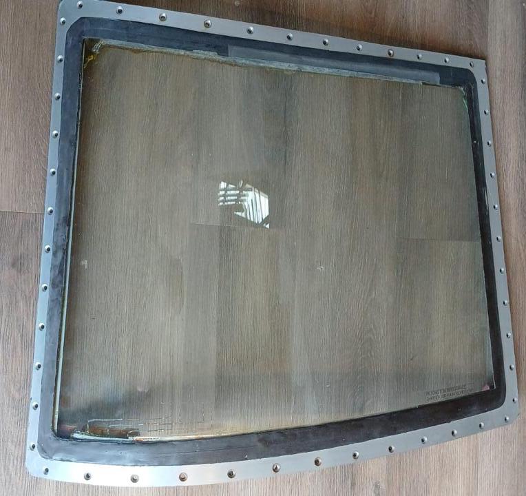 101-384025-18 RH WINDSHIELD
